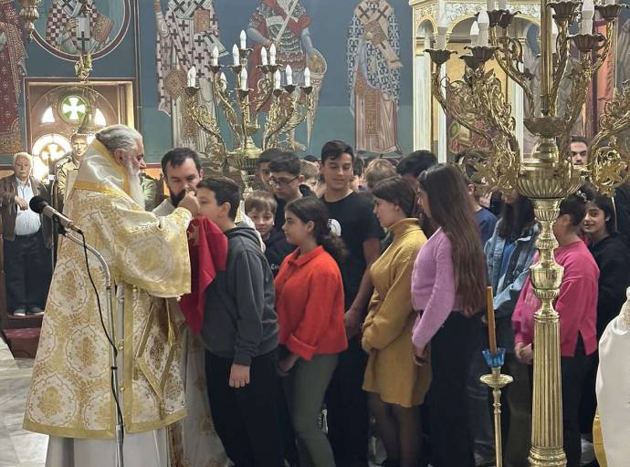 ΤΕΛΕΣΗ ΑΡΧΙΕΡΑΤΙΚΩΝ ΘΕΙΩΝ ΛΕΙΤΟΥΡΓΙΩΝ ΓΙΑ ΤΟΥΣ ΜΑΘΗΤΕΣ ΤΗΣ ΑΝΑΤΟΛΙΚΗΣ ΑΙΓΙΑΛΕΙΑΣ